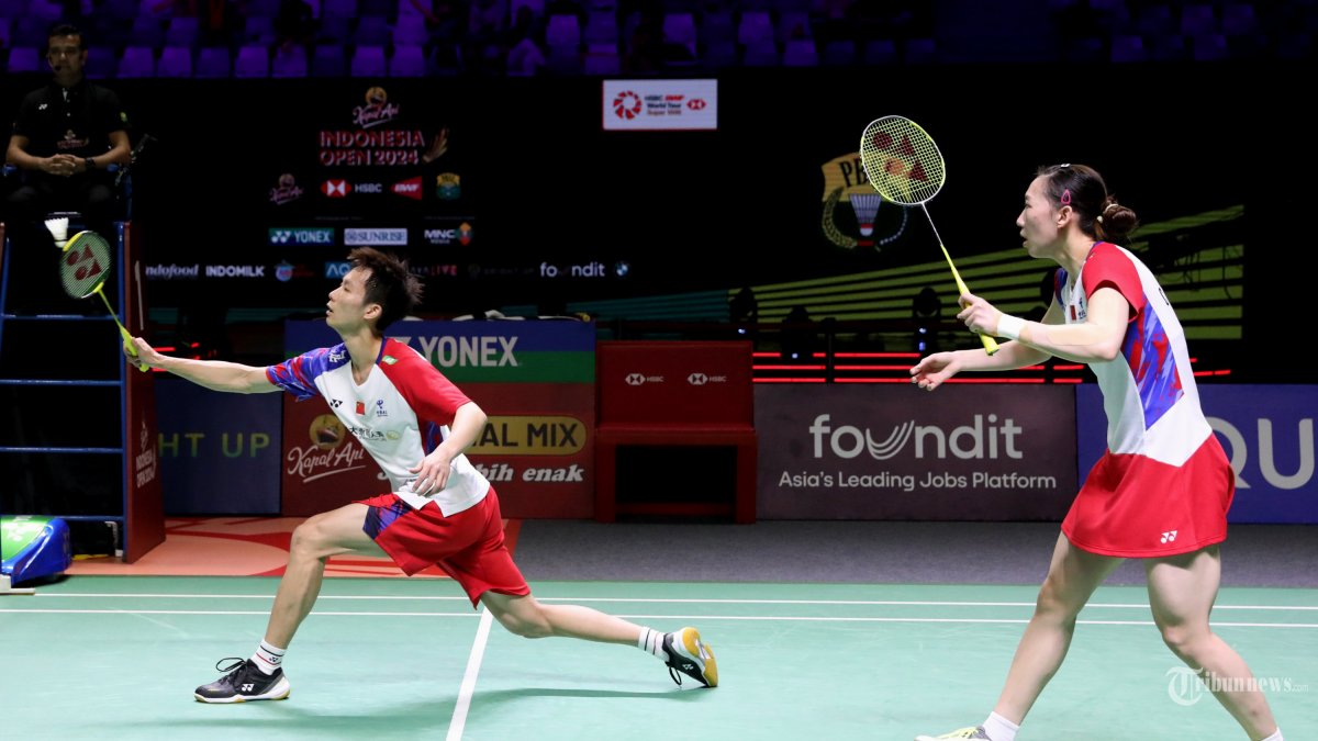 Pebulu tangkis ganda campuran China Jiang Zhen Bang dan Wei Ya Xin mengembalikan kok ke arah pebulu tangkis ganda campuran China Zheng Si Wei dan Huang Ya Qiong dalam babak final Kapal Api Indonesia Open 2024 di Istora Senayan, Jakarta, Minggu (9/6/2024). Pebulu tangkis ganda campuran China Jiang Zhen Bang dan Wei Ya Xin berhasil menjuarai Kapal Api Indonesia Open 2024 setelah mengalahkan Zheng Si Wei dan Huang Ya Qiong dengab skor 21-11 dan 21-14.?TRIBUNNEWS/IRWAN RISMAWAN *** Local Caption *** Jiang Zhen Bang dan Wei Ya Xin Juara Ganda Campuran Indonesia Open 2024