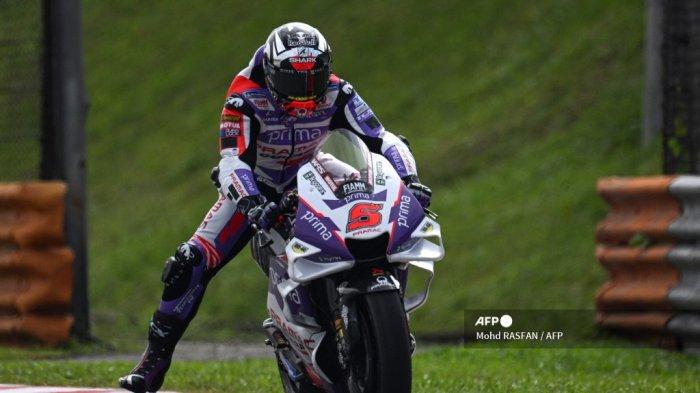 Pebalap Prima Pramac Racing asal Prancis Johann Zarco mengerem sebelum melakukan tikungan pada hari pertama tes musim dingin pramusim MotoGP di Sirkuit Internasional Sepang di Sepang pada 10 Februari 2023. Mohd RASFAN /
AFP