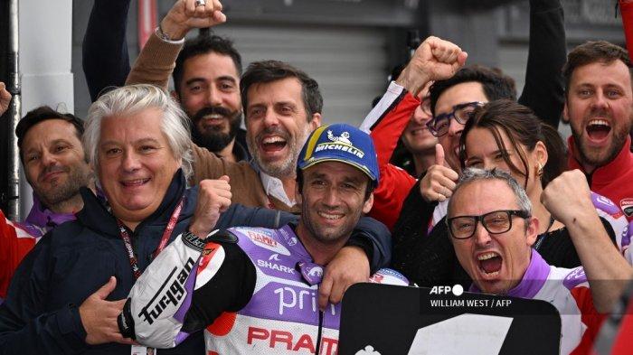 Pembalap Prima Pramac asal Prancis Johann Zarco merayakan kemenangannya bersama rekan satu timnya usai Grand Prix MotoGP Australia di Phillip Island pada 21 Oktober 2023.