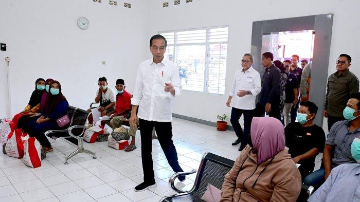 Dongkrak Daya Beli Masyarakat, Presiden Jokowi Bagikan BLT El Nino di Kantor Pos Genteng Banyuwangi