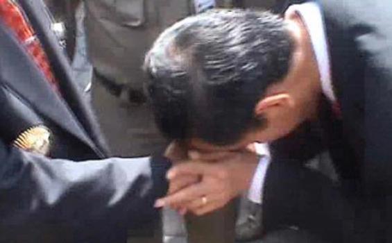 Jokowi Cium Tangan Bibit, Rudy Cuma Cium Pipi