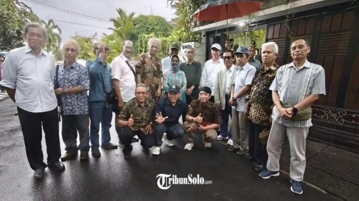 REUNI DI SOLO - Setelah menjadi saksi Citizen Lawsuit (CLS) ijazah Mantan Presiden Jokowi, teman seangkatan di Fakultas Kehutanan UGM ramai-ramai menyambangi rumah Jokowi di Sumber, Banjarsari, Solo. Mereka pun sempat bercerita mengenang masa kuliah, Selasa (27/1/2026).