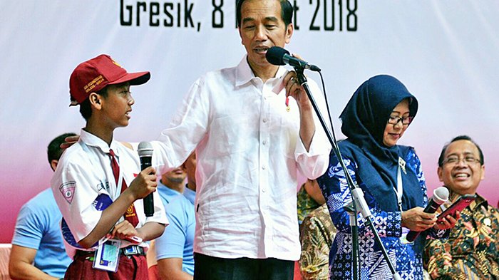 Jokowi Serahkan 1.250 PKH dan 1.170 KIP di Gresik