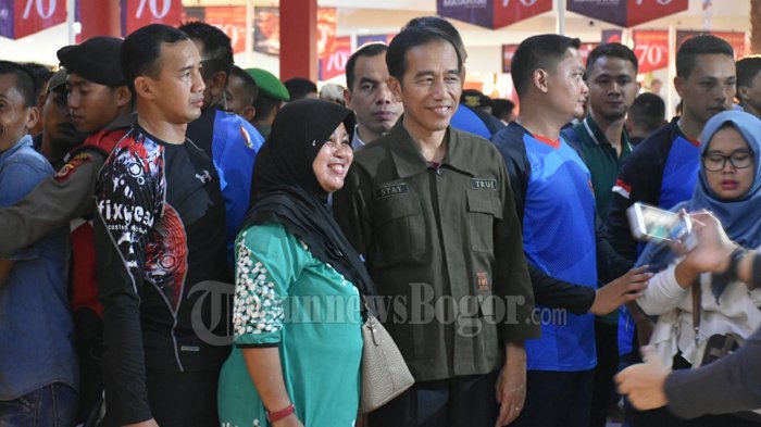 Jokowi Diserbu Ibu-ibu saat Malam Mingguan di Mal Bogor