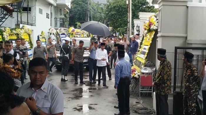 Presiden Joko Widodo melayat ke rumah duka mendiang Gus Sholah di Jalan Bangka Raya, Jakarta Selatan, Senin (3/2/2020) 