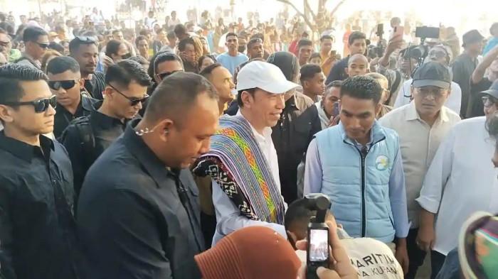 ANTUSIAS - Warga menyambut Presiden ke-7 RI Joko Widodo atau Jokowi di Pantai Oesina, Kecamatan Kupang Barat, Kabupaten Kupang, Jumat (31/7/2026).
