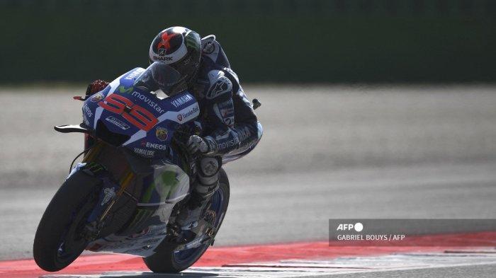 Pembalap Movistar Yamaha MotoGP Spanyol Jorge Lorenzo mengendarai motornya saat sesi latihan kedua balapan Grand Prix Moto GP San Marino di Misano pada 9 September 2016.