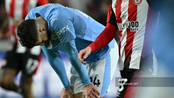Reaksi bek Manchester City Kroasia #24 Josko Gvardiol setelah gagal mencetak gol pada pertandingan sepak bola Liga Premier Inggris antara Brentford dan Manchester City di Stadion Komunitas Gtech di London pada 5 Februari 2024.