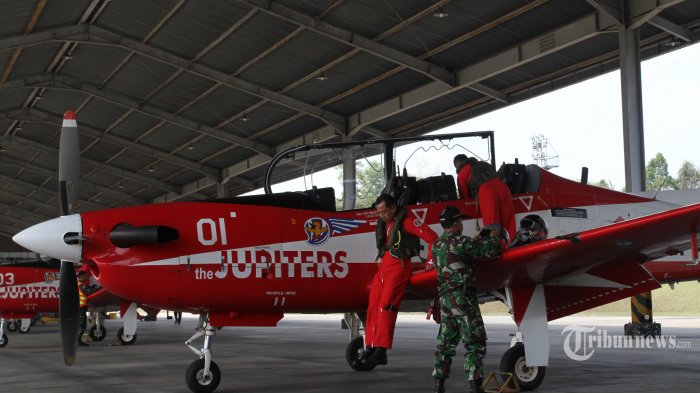 Pesawat Aerobatic TNI AU Terbakar di Udara dan Jatuh di Malaysia