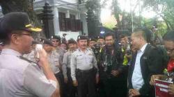 Jurnalis dan Polisi di Kota Malang Saling Berjabat Tangan
