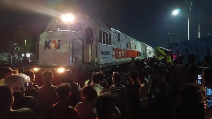 EVAKUASI KA - Petugas melakukan evakuasi KA Dhoho yang mengalami kerusakan setelah berbenturan dengan truk muatan pasir di perlintasan Jl Imam Bonjol, Kota Blitar, Selasa (28/4/2026) malam.