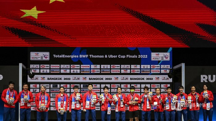 Anggota tim bulu tangkis putri China berfoto di podium setelah finis sebagai juara kedua dalam babak final Piala Uber (Uber Cup) 2022 di Impact Arena, Bangkok, Thailand, Sabtu (14/5/2022). Tim Korsel keluar sebagai juara setelah berhasil mengalahkan tim China dengan skor 3-2. AFP/MANAN VATSYAYANA