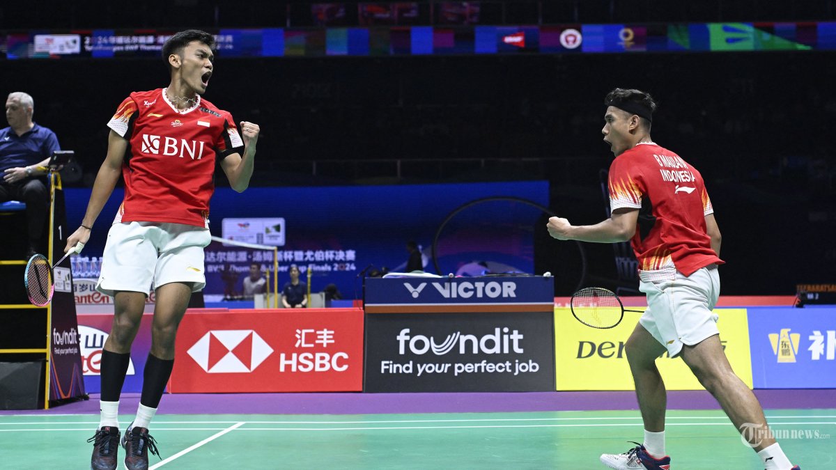 Reaksi Indonesia Muhammad Shohibul Fikri dan Bagas Maulana setelah meraih satu poin melawan India Satwiksairaj Rankireddy dan Chirag Shetty pada pertandingan ganda putra di turnamen bulu tangkis Piala Thomas dan Uber di Chengdu, di provinsi Sichuan barat daya Tiongkok pada 1 Mei 2024. (Photo by WANG Zhao / AFP)