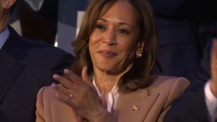 Kamala Harris mendukung Joe Biden dari kursi penonton