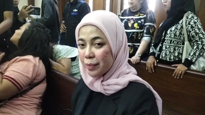 HADIRI SIDANG AMMAR ZONI - Dokter Kamelia tetap mendatangi Pengadilan Negeri Jakarta Pusat untuk memberikan dukungan kepada Ammar Zoni. Meski kini statusnya bukan lagi kekasih sang artis, Kamelia menunjukkan dukungannya pada Ammar Zoni.
Penampilan Kamelia pada hari ini juga tampak berbeda. Ia mengenakan hijab .