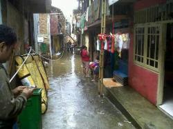 Banjir Surut, Warga Kampung Pulo Singkirkan Lumpur
