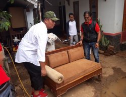 Saat Kang Hasan Bantu Warga Bereskan Perkakas Warga yang Terkena Banjir