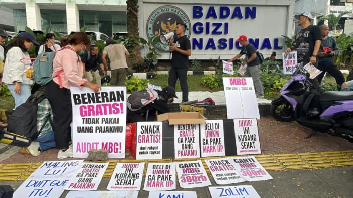 DEMO KANTOR BGN - Sejumlah elemen yang tergabung dalam MBG Watch menggeruduk kantor BGN di Kebon Sirih, Jakarta Pusat untuk berdemo terkait sengkarut kasus di BGN pada Jumat (10/6/2026).
