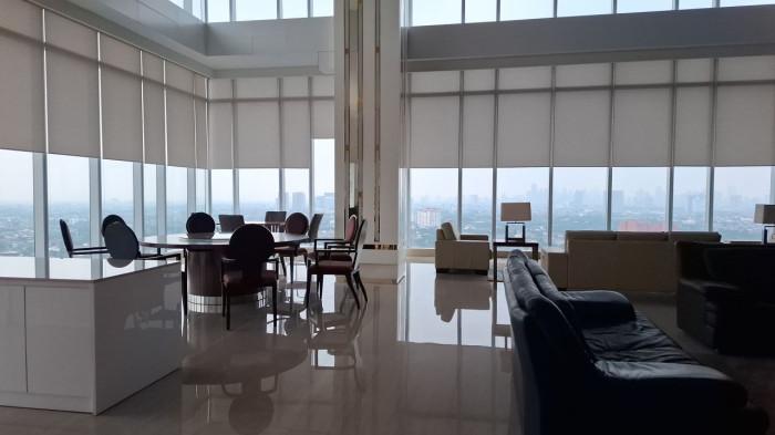 JEJAK SURYA DARMADI – Suasana kantor di lantai 23 Palma Tower, Jalan TB Simatupang, Jakarta Selatan, yang diduga menjadi lokasi operasional Duta Palma Group, tampak kosong tanpa penanda nama perusahaan, Selasa (21/10/2025). Kantor ini disebut dalam sidang korupsi Surya Darmadi, yang kini hanya menyisakan 20 pegawai dan dipimpin anak buahnya.