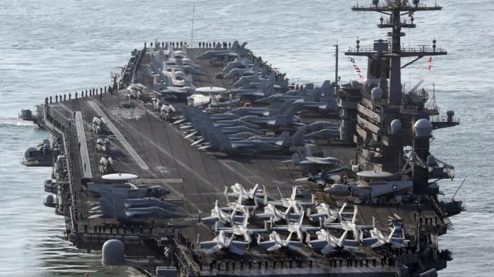 TIBA DI DEKAT IRAN - Tangkap layar yang menunjukkan kapal Induk Amerika Serikat beserta strike group-nya berupa jet-jet tempur dari beragam jenis. USS Abraham Lincoln yang dikirim AS untuk mengancam Iran dilaporkan sudah ditempatkan di Selat Hormuz di dekat Iran.