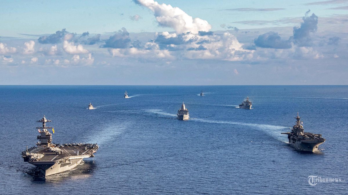 Kapal-kapal dari Gerald R. Ford Carrier Strike Group (GRFCSG) dan Bataan Amphibious Ready Group (ARG), dan fregat Angkatan Laut Hellenic HS Navarinon (F 461) berlayar dalam formasi di Laut Mediterania. (31 Desember 2023). (Maxwell Orlosky / Departemen Pertahanan AS/AFP) 