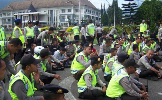 Setelah Didemo, Kapolres Manggarai Tinggalkan Ruteng Tengah Malam