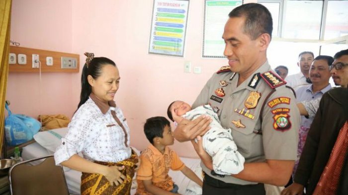 Tak Mampu Tahan Lagi, Fitri Akhirnya Lahirkan Bayi di Mobil Polisi