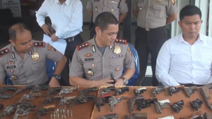 Warga Serahkan 134 Senjata Api Rakitan kepada Polres OKI