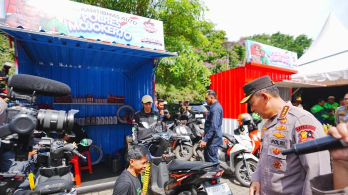 APEL OJOL DI MALANG - Kapolri Jenderal Listyo Sigit Prabowo memimpin Apel Ojek Online (Ojol) Kamtibmas yang diikuti sebanyak 4.425 orang di Stadion Gajayana, Malang, Jawa Timur, Jumat(31/10/2025).