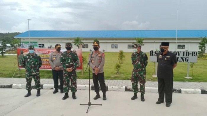 Kapolri dan Panglima TNI Tinjau Fasilitas dan Bagikan 5 Ton Beras di RSKI Pulau Galang