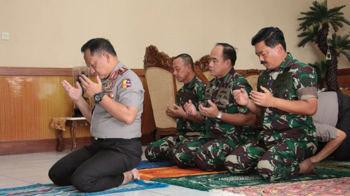 Sebelum Dampingi Jokowi, Kapolri Jadi Imam Salat Ashar Panglima TNI