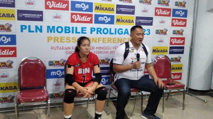 Kapten Jakarta BIN, Ratri Wulandari dan sang pelatih, Octavian, dalam konferensi pers pasca-laga Final Four Proliga Putri 2023 melawan Bandung BJB Tandamata di GOR Tri Dharma, Gresik, Kamis (23/2/2023).