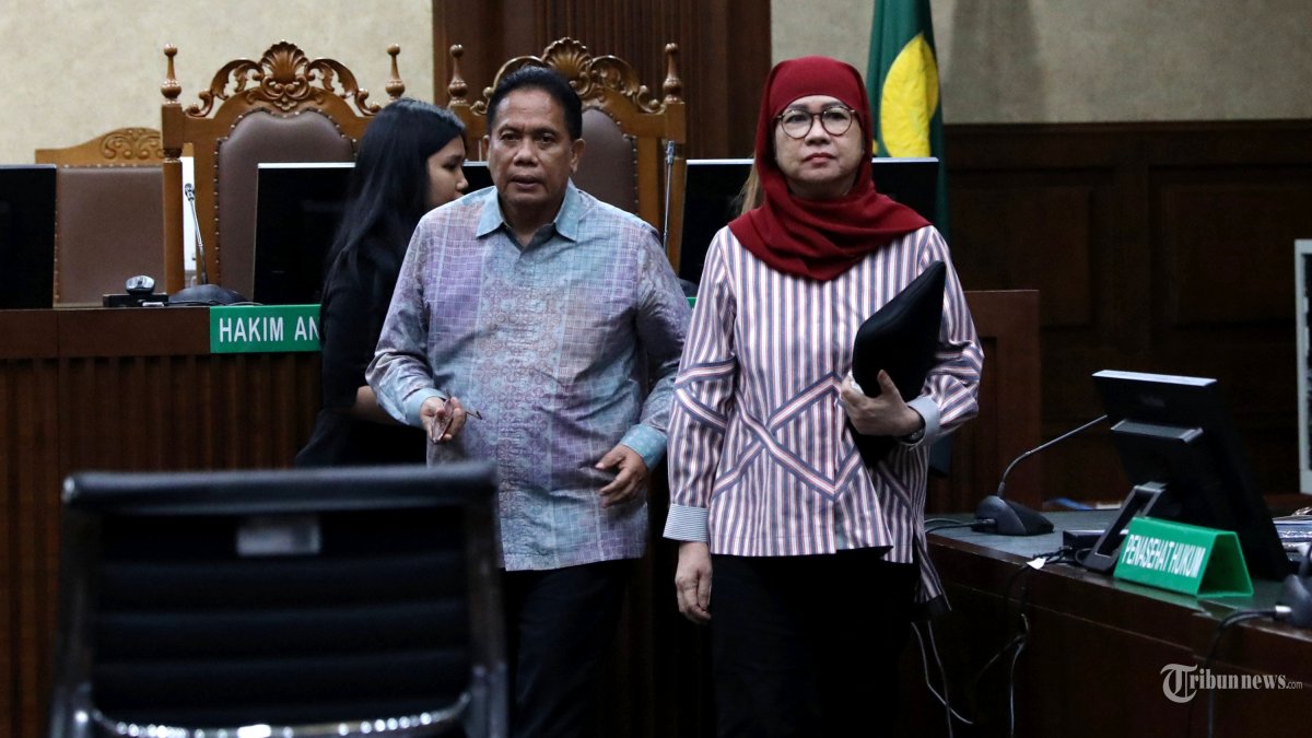 Terdakwa kasus dugaan korupsi liquefied natural gas (LNG) atau gas alam cair Galaila Karen Agustiawan usai menjalani sidang putusan di Pengadilan Tipikor, Jakarta, Senin (24/6/2024). Karen Agustiawan divonis 9 tahun denda sebesar Rp 500 juta subsider tiga bulan penjara karena terbukti bersalah melakukan tindak pidana korupsi terkait pembelian gas alam cair atau liquefied natural gas (LNG). TRIBUNNEWS/IRWAN RISMAWAN