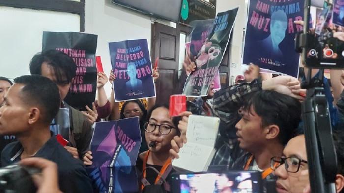 Momen Pendukung Delpedro Tiupkan Peluit dan Layangkan Kartu Merah ke Hakim