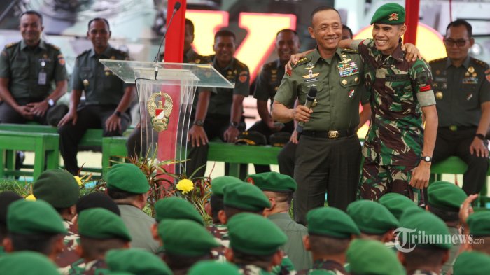 Kepala Staf TNI Angkatan Darat (Kasad) Jenderal TNI Mulyono (kiri) merangkul Prajurit TNI AD 