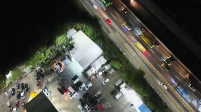 ARUS MUDIK 2026 - Tangkap layar youtube NTMC Polri yang memperlihatkan adanya kenaikan volume kendaraan di kawasan Rest Area KM 57 A Tol Jakarta-Cikampek (Japek) pada hari ini, Senin, 16 Maret 2026 pukul 22.45 WIB.