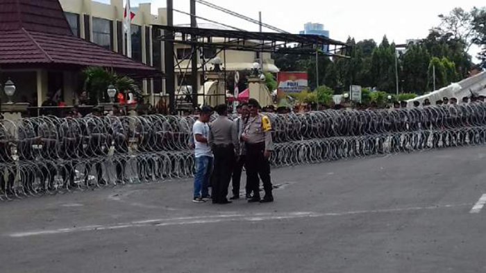 Didemo Massa LPI dan FPI, Seluruh Akses ke Mabes Polri Ditutup Kawat Berduri