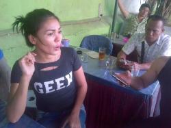 Renni Dianiaya Usai Pergoki Suami Tengah Karaoke dengan Wanita Lain