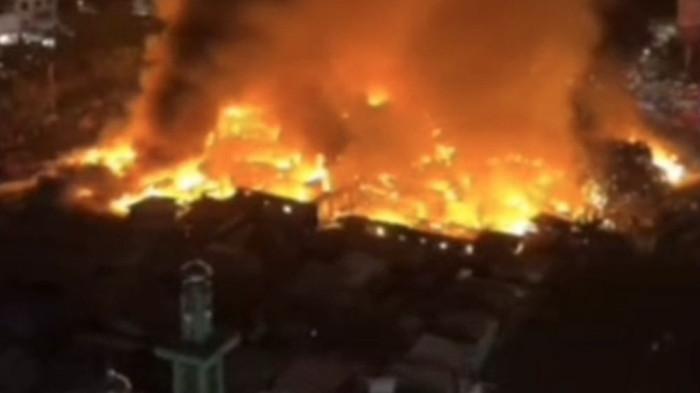 KEBAKARAN KEMAYORAN – Pantauan udara memperlihatkan kobaran api yang membakar permukiman padat penduduk di Jalan Kemayoran Gempol, Kelurahan Kebon Kosong, Kecamatan Kemayoran, Jakarta Pusat, Senin (1/6/2026) malam. Petugas mengerahkan 33 unit mobil pemadam kebakaran dan 100 personel untuk mengendalikan kebakaran serta mencegah api meluas ke bangunan sekitar.