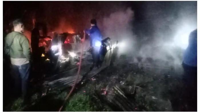 KEBAKARAN RUMAH - Kebakaran hebat kembali terjadi di wilayah pegunungan Desa Benteng Gajah, Kecamatan Tompobulu, Kabupaten Maros, Sulawesi Selatan, Kamis (18/6/2026) dini hari. Sebuah rumah panggung milik warga bernama Jimran, hangus tak bersisa.
