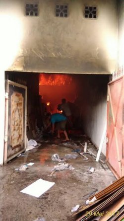Gudang Pigura Kaligrafi Terbakar, Mobil Suzuki Swif Ikut Dilalap Api