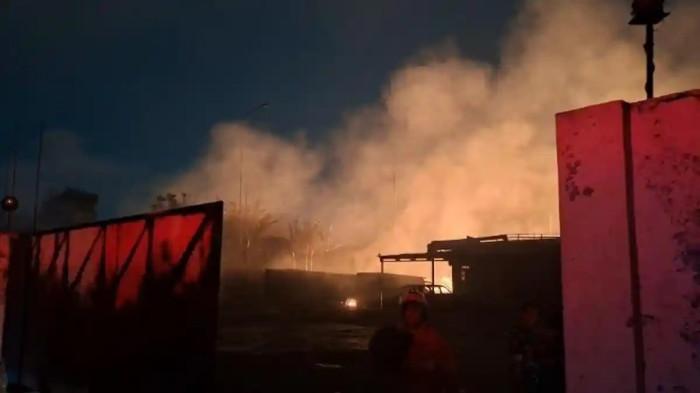 KEBAKARAN SPBE- Palang Merah Indonesia (PMI) mencatat sementara ada 12 orang menjadi korban akibat kebakaran Stasiun Pengisian Bulk Elpiji (SPBE) yang berlokasi di Jalan Cinyosog, Kelurahan Cimuning, Kecamatan Mustika Jaya, Kota Bekasi, Rabu (1/4/2026) malam.
