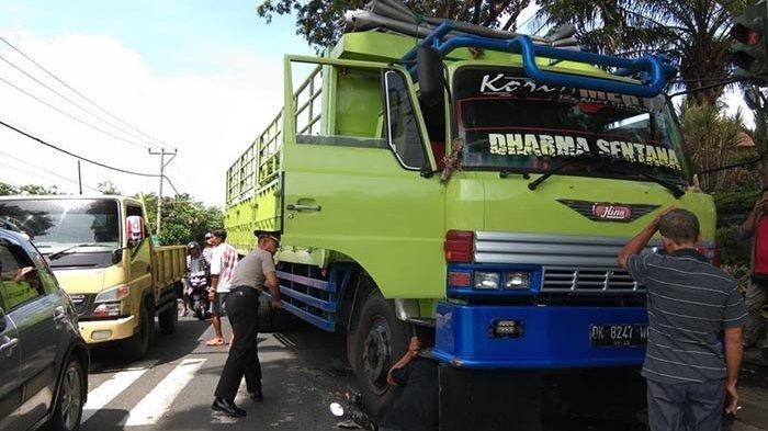 BREAKING NEWS: Truk Lindas Motor Hingga Ringsek di Jembrana, Pengendara Motor Selamat Setelah Loncat