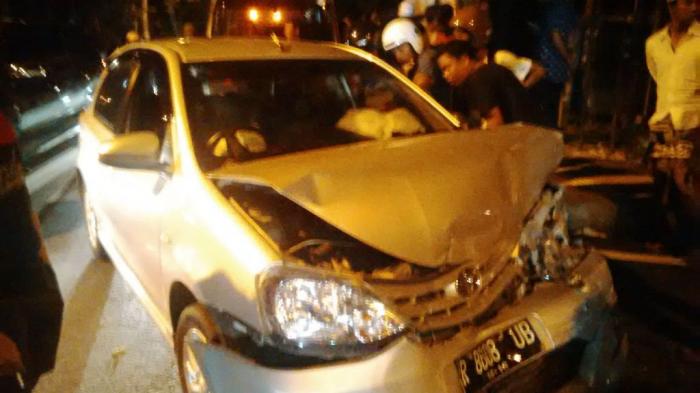 Tabrakan Beruntun, Tiga Mobil Ringsek di Jalan Hang Tuah Denpasar