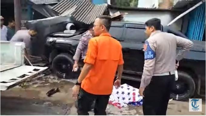 Mobil Dinas Bupati Kuningan Tabrak Sepeda Motor dan Bengkel, Keberadaan Sopir Tidak Diketahui