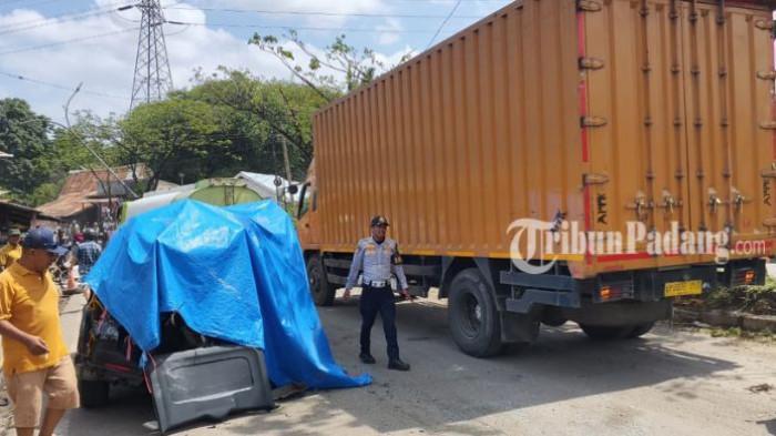 KECELAKAAN BERUNTUN - Kemacetan panjang terjadi di kawasan Padang Besi usai kecelakaan beruntun, Minggu (10/5/2026). Polisi memberlakukan sistem buka tutup jalan untuk mengurai kepadatan kendaraan di lokasi.