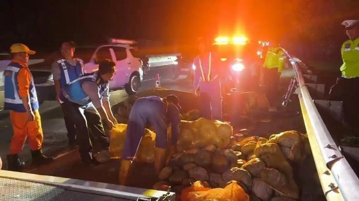 Muatan labu yang dibawa kendaraan pick up berserakan di bahu jalan setelah kendaraan tersebut mengalami patah as dan memicu kecelakaan beruntun di ruas Tol Cipularang KM 80 A, wilayah Maracang, Kabupaten Purwakarta, Jawa Barat, Sabtu (14/3/2026) malam.