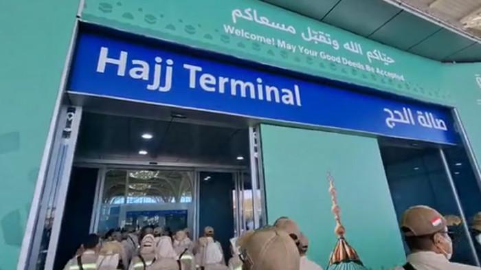 JEMAAH HAJI - Kedatangan perdana jemaah haji Indonesia dimulai Rabu (22/4/2026) hari ini di bandara Madinah Arab Saudi.