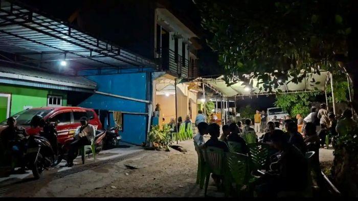 RUMAH DUKA - Suasana duka menyelimuti kediaman almarhumah dokter Icha di Kabupaten Kupang, Jumat (26/6/2026) malam.