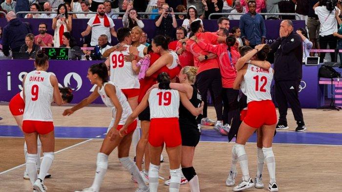 kegembiraan-tim-voli-putri-turki-usai-lolos-ke-semifinal-olimpiade-paris-2024.jpg